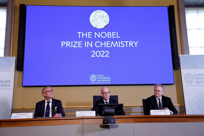 4일 노벨화학상 수상자 발표를 몇 시간 앞두고 수상자 3명의 명단이 사전 유출됐다. 사진은 지난해 10월5일 스웨덴 스톡홀롬 왕립과학아카데미에서 노벨화학상 수상자를 발표하는 모습. /사진=로이터
