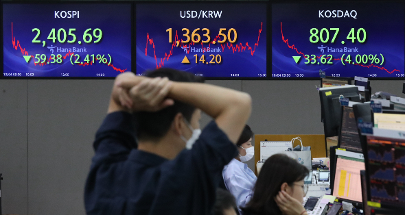  4일 코스피가 전 거래일(2465.07)보다 59.38포인트(2.41%) 하락한 2405.69에 장을 닫았다. /사진=뉴시스