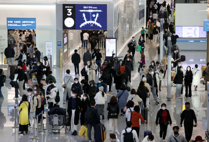 인천국제공항 제1여객터미널 출국장이 해외여행객들로 붐비고 있다. /사진=뉴시스