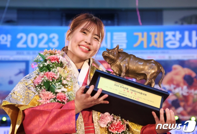 [사진] 서민희 '오늘부터 국화장사'