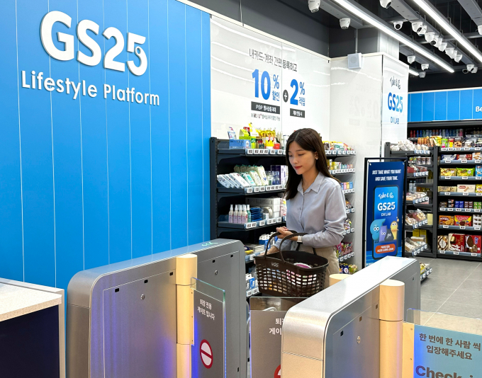 GS25가 인공지능(AI) 기반 스마트 편의점 'GS25 DX LAB 가산스마트점'을 오픈했다. 사진은 QR코드를 통해 자동결제하는 모습. /사진=GS리테일