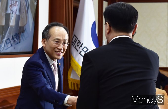 [머니S포토] 비상경제장관회의, 국조실장과 인사 나누는 秋 부총리