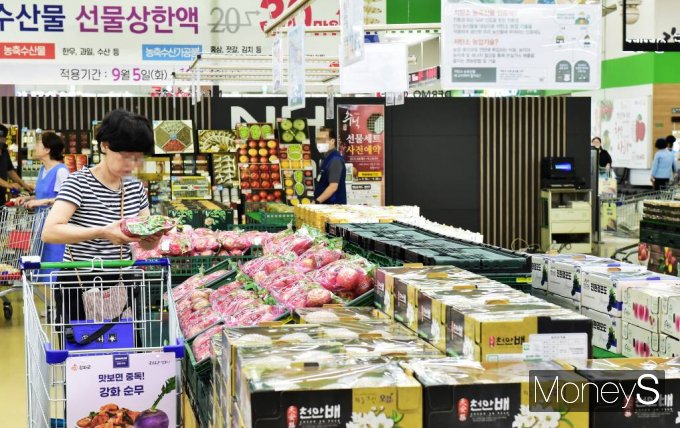 9월 소비자물가지수가 전년 동월 대비 3.7% 상승했다. 서울의 한 대형마트에서 소비자가 장을 보고 있다. /사진=임한별 기자