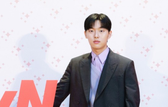 배우 최현욱이 의문의 여성들과 길에서 흡연을 하고 꽁초를 무단 투척하는 영상이 확산되고 있다. 사진은 지난 9월 온라인으로 진행된 tvN 월화드라마 '반짝이는 워터멜론' 제작발표회에 참석한 배우 최현욱. /사진=CJ E&M 제공