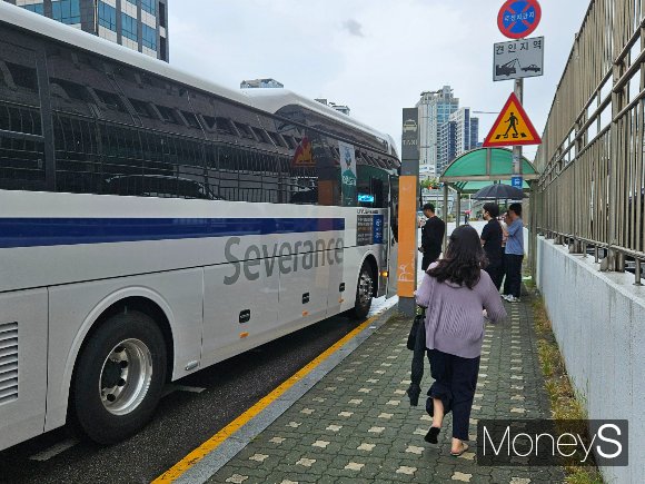 신촌 세브란스병원행 셔틀버스에 타기 위해 뛰는 보호자. /사진=최영찬 기자