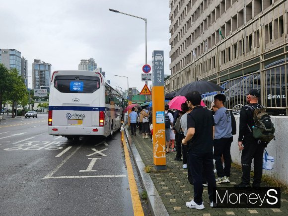 지방에서 올라온 환자와 보호자들이 서울역 인근 정류장에서 서울 신촌에 있는 세브란스병원으로 향하는 셔틀버스를 타고 있다. /사진=최영찬 기자