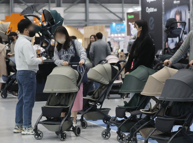 고용노동부가 부모 동반 육아휴직 사용을 촉진하기 위해 육아휴직급여액과 기간을 모두 늘렸다. 사진은 지난 3월19일 경기 수원시에서 열린 '수원 코베 베이비페어&유아교육전'에서 관람객들이 육아용품을 살펴보는 모습. /사진=뉴스1