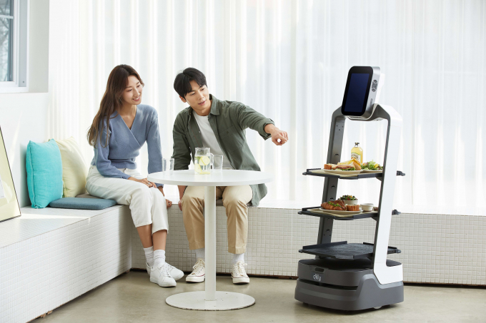 배달의민족을 운영하는 우아한형제들이 2019년 11월 국내 최초로 실내 자율주행 서빙로봇 '딜리플레이트'를 민간 식당에 공급, 운영하는 렌털 사업 딜리플레이트를 상용화했다. /사진=우아한형제들