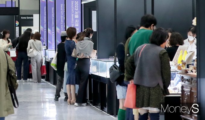 ▲ 보석 안좋아하는 여성 있나요?, 각부스마다 인산인해