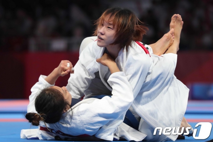 25일 오후 인도네시아 자카르타 컨벤션센터 어셈블리홀에서 열린 2018 자카르타·팔렘방 아시안게임 주짓수 여자 62kg급 결승전에서 성기라가 공격을 하고 있다. 2018.8.25/뉴스1 ⓒ News1 임세영 기자
