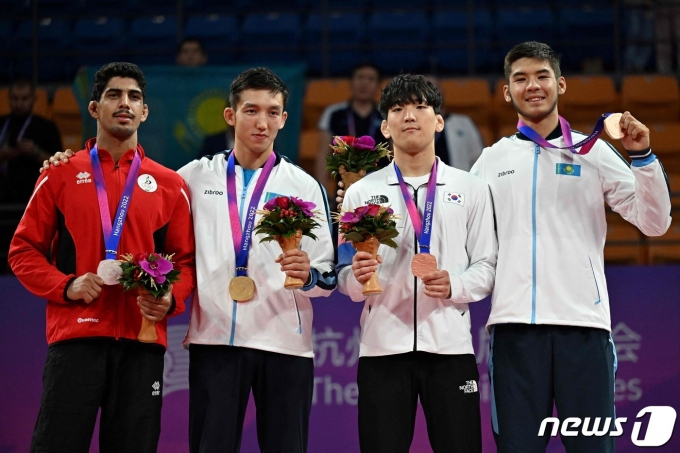 동메달을 획득한 주성현(왼쪽에서 3번째) ⓒ AFP=뉴스1