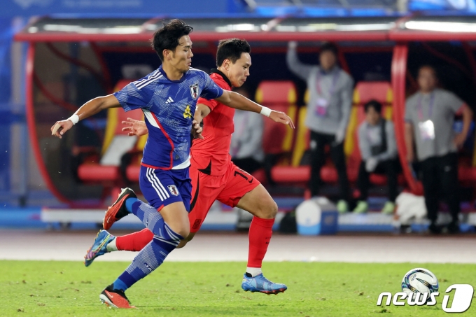 7일 오후 중국 항저우 황룽 스포츠센터 스타디움에서 열린 2022 항저우 아시안게임 남자 축구 대한민국과 일본의 결승전에서 대한민국 조영욱이 돌파를 시도하고 있다. 2023.10.7/뉴스1 ⓒ News1 민경석 기자