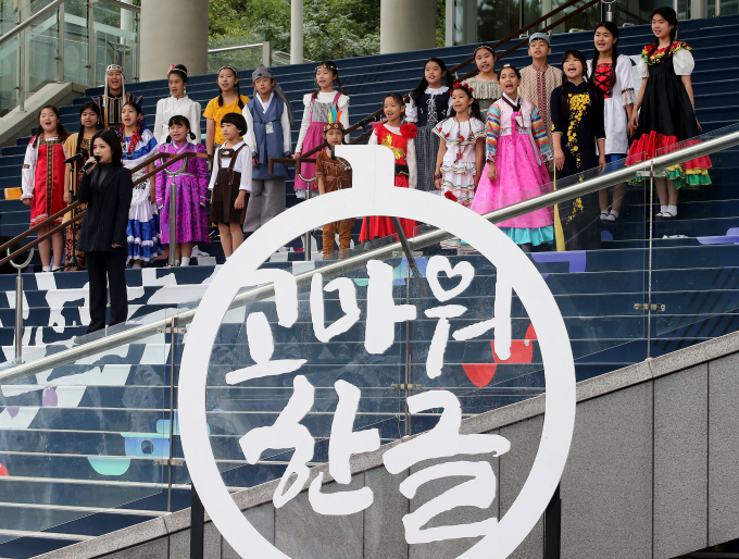 서울 용산구 국립한글박물관에서 열린 2022년 한글날 경축식에서 아름드리 다문화 합창단이 노래를 부르고 있는 모습. /사진=뉴스1