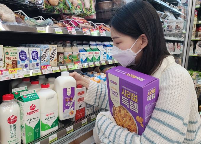주요 우유 제조사의 흰우유 가격이 오르자 CU의 자체브랜드(PB) 우유 판매량이 크게 늘었다. 사진은 CU에서 판매 중인 'HEYROO 흰우유'. /사진=BGF리테일 