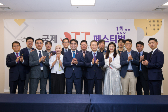 이종호 과학기술정보통신부 장관이 지난 7일 오후 부산광역시 해운대구 더베이101에서 열린 '제1회 국제 OTT 페스티벌 개막식' 에 앞서 이성권 부산광역시 경제부시장, 티빙, 웨이브, 왓차, 쿠팡플레이 등 OTT 기업대표 및 삼성전자, LG전자, CJ ENM, 뉴아이디 등 FAST 기업인들과 기념촬영 하고 있다. /사진=과학기술정보통신부 제공