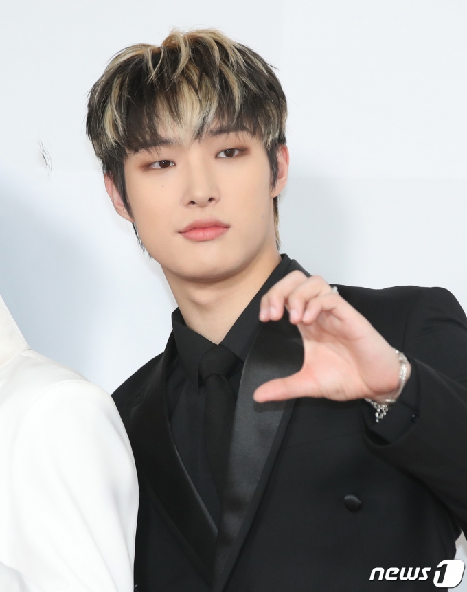 [사진] 에이티즈 민기, 하트의 반은 여러분이 채워주세요