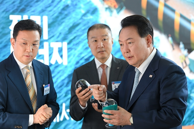 새만금 이차전지 투자협약식에서 전구체 관련 설명을 듣는 윤석열 대통령(오른쪽). /사진=뉴스1(대통령실 제공)