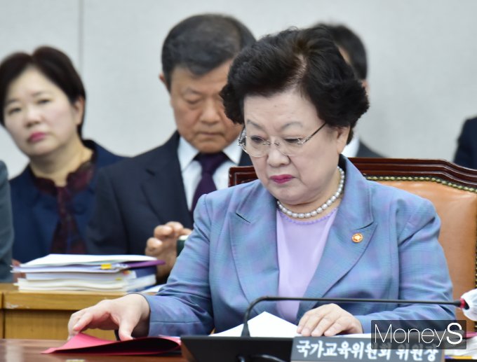 [머니S포토] 2023 국감자료 살피는 이배용 국가교육위원장