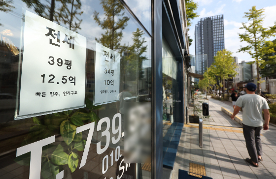 12일 KB경영연구소가 발표한 '전세의 월세 전환 가능성 점검' 보고서에 따르면 된 수도권 빌라시장은 당분간 월세 전환이 지속될 전망이나 보증금 규모가 큰 중대형 아파트의 경우 월세 전환 시 주거비 부담이 세입자의 소득 수준에서 감당하기 어려워 전세제도 유지가 불가피한 것으로 드러났다./사진=뉴스1