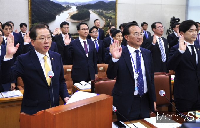 [머니S포토] 2023 국정감사 선서하는 조승환 해양수산부 장관