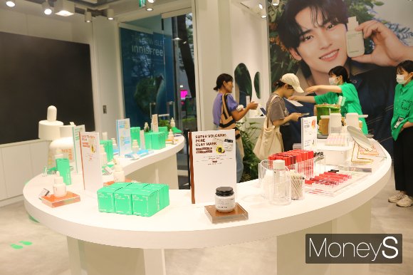 오픈 직후 플래그십 스토어를 찾은 현지 소비자가 이니스프리 제품에 대해 묻고 있다. /사진=연희진 기자
