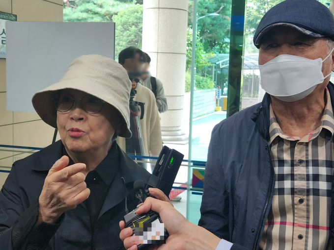 박수홍 어머니 지모씨(왼쪽), 아버지 박모씨가 언론사와 인터뷰를 하고 있다. /사진=뉴스1