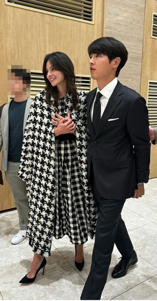 배우 송중기가 아내와 여동생 결혼식에 참석했다. /사진=온라인커뮤니티
