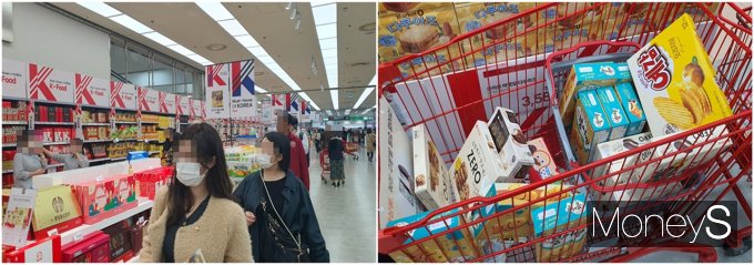 K-푸드 선호도가 높아지면서 한국 과자를 기념품으로 구매하는 유커가 늘고 있다. 사진은 지난 13일 롯데마트 제타플렉스 서울역점에 마련된 K-푸드 매장(왼쪽)과 한국 과자가 가득 담긴 카트. /사진-정원기 기자 