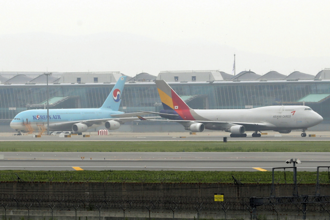 아시아나항공 노조가 대한항공의 화물사업부 매각을 저지하기 위해 전 직원 서명 운동에 들어갔다. 사진은 인천공항전망대에서 바라본 대한항공, 아시아나항공 항공기. /사진=뉴시스