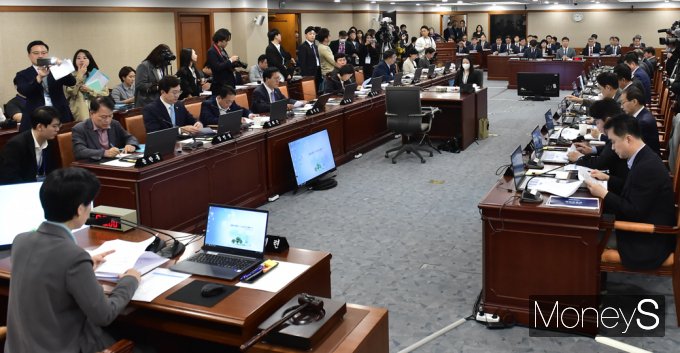 [머니S포토] 라임사태 등 국회 2023 금감원 현장 국감