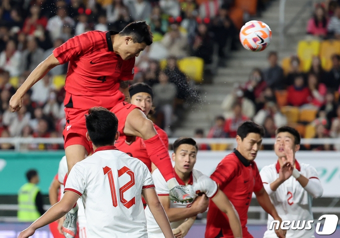 17일 경기 수원시 팔달구 수원월드컵경기장에서 열린 축구 국가대표 평가전 대한민국과 베트남의 경기, 전반 대한민국 김민재가 선취골을 넣고 있다. 2023.10.17/뉴스1 ⓒ News1 김진환 기자