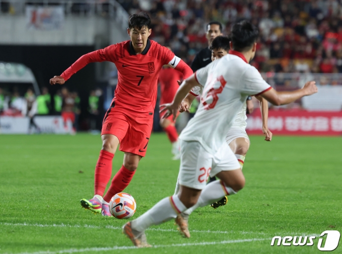 17일 오후 경기 수원시 팔달구 수원월드컵경기장에서 열린 축구 국가대표 평가전 대한민국과 베트남의 경기, 손흥민이 공격을 하고 있다. 2023.10.17/뉴스1 ⓒ News1 김도우 기자