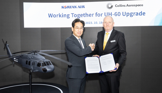 대한항공 항공우주사업본부 사업개발부 이길호 상무(왼쪽)와 콜린스 에어로스페이스 마틴 호어 군용기사업총괄 임원이 기념 촬영하고 있는 모습. /사진제공=대한항공