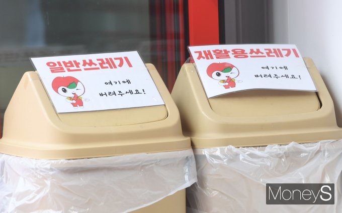 '탕후루 쓰레기 여기에 버려주세요'/사진=장동규 기자