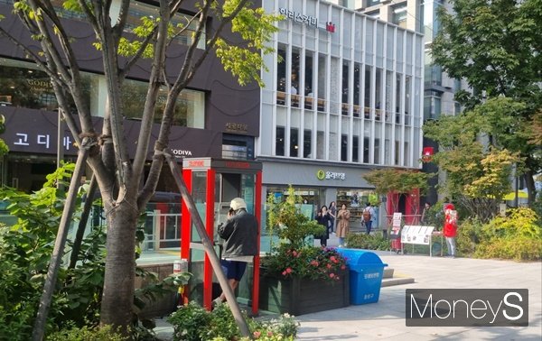최근 공간플랫폼 사업이 진행된 공중전화부스가 많다. 사진은 지난 18일 서울 종로구 광화문역 인근에 위치한 공중전화를 이용하는 시민의 모습. /사진=최자연 기자