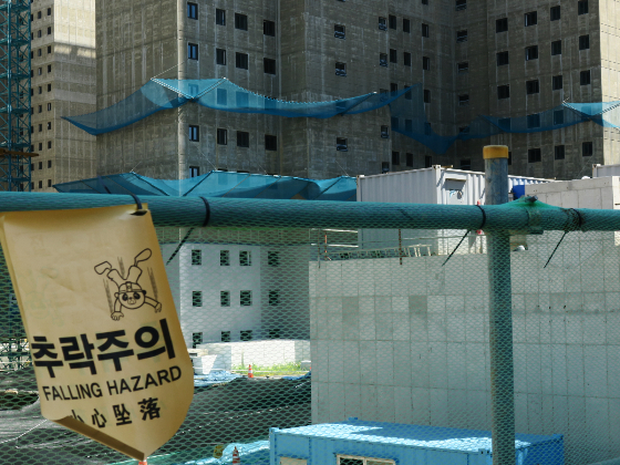 20일 하나금융경영연구소가 발표한 논단 '부실시공 문제, 디지털 전환으로 대응하자'에 따르면 고령화 등으로 기존에 주로 쓰이던 철근콘크리트 공법 활용이 어려운 현재 건설업계의 자구책 일환으로 디지털 전환과 공장 생산 건축(OSC) 방식의 빠른 도입이 필요하다는 주장이 제기됐다./사진=뉴시스
