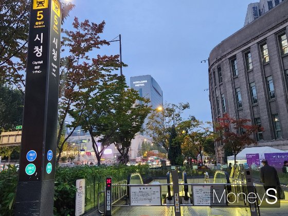 서울교통공사는 서울 지하철 1·2호선 시청역 5번 출구의 에스컬레이터 위에 덮개(캐노피)가 설치되지 않은 이유에 대해 최초 공사 당시 서울시 공공디자인 진흥위원회 심의에서 반려됐기 때문이라고 밝혔다. 지난 19일 시청역 5번 출구 에스컬레이터 앞에 '수리 중 비나 눈으로 인해 가동이 중지됐다'는 공지가 붙어있고 에스컬레이터는 작동을 멈춘 상태였다. /사진=정영희 기자