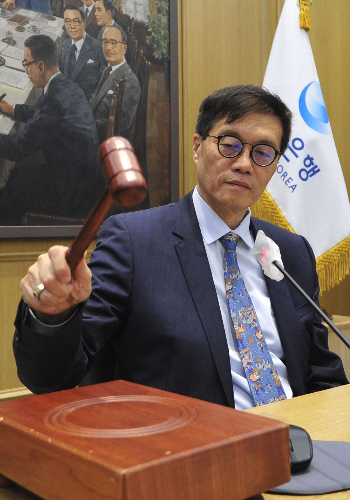 이창용 한국은행 총재가 19일 오전 서울 중구 한국은행 본부에서 열린 금융통화위원회 본회의를 주재하고 있다./사진=장동규 기자