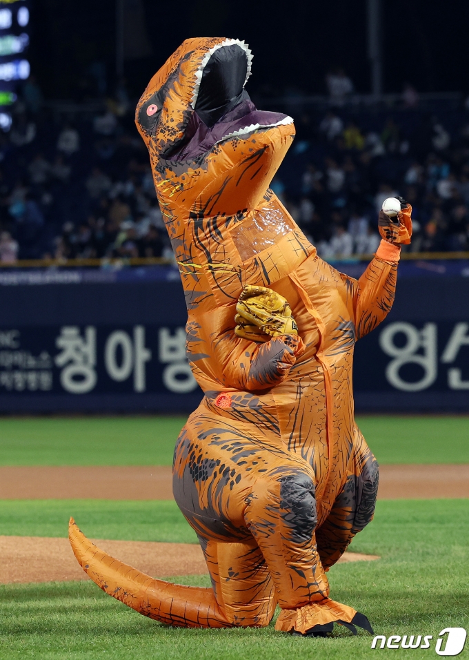 [사진] 'NC 찐팬' 공룡좌의 시구
