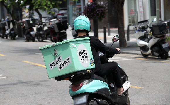 엔데믹 이후 퀵커머스 시장의 주요 플레이어에 변화가 생겼다. 서울 시내에서 배달 노동자가 오토바이를 타고 이동하고 있다. /사진=뉴시스