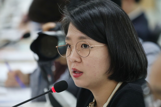 용혜인 기본소득당 의원이 17일 오후 경기 수원시 영통구 경기도청에서 열린 국회 행정안전위원회의 경기도에 대한 국정감사에서 질의를 하고 있다./사진=뉴스1