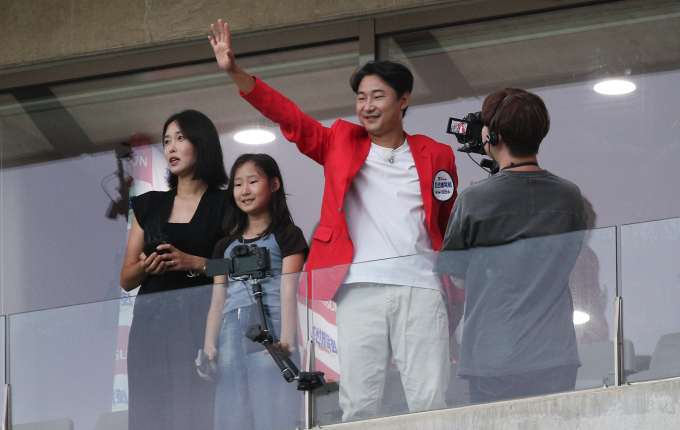 이천수가 지난 7월 서울 마포구 상암동 서울월드컵경기장에서 열린 대한민국 여자축구 대표팀과 아이티의 평가전에서 팬들을 향해 손을 흔들고 있는 모습./사진=뉴스1