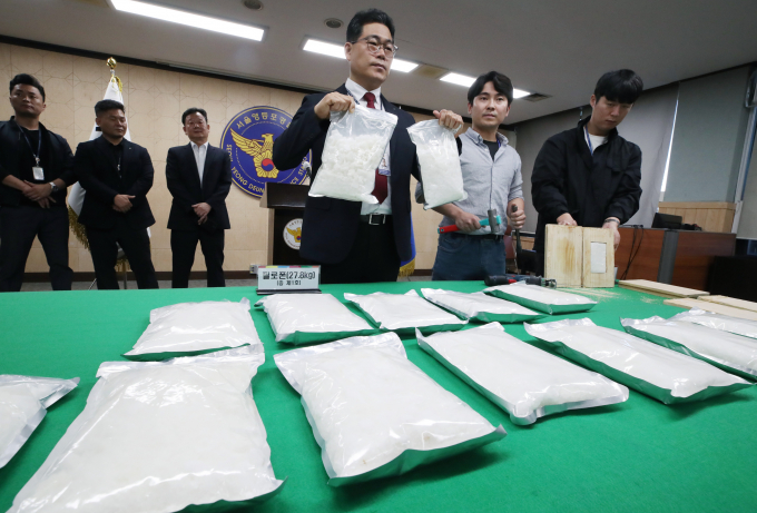 백해룡 영등포서 형사2과 과장 등이 지난 10일 오전 서울영등포경찰서에서 열린 필로폰 밀반입 및 유통 말레이시아 조직 검거 관련 브리핑에서 마약 수거 시연을 하고 있다. 서울영등포경찰서는 말레이시아 마약조직이 제조해 국내 밀반입한 필로폰 74kg을 유통시킨 국제연합 3개 조직을 적발했다. 이들은 한국, 말레이시아, 중국인으로 각 구성된 조직으로 현재 총 26명을 검거, 범죄단체조직 및 특정범죄가중처벌등에관한법률위반죄로 입건했고, 그 중 14명을 구속했다./사진=뉴시스