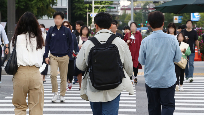 서울 세종대로사거리에서 긴팔과 외투를 입은 출근길 시민들이 발걸음을 재촉하고 있다./사진=뉴스1