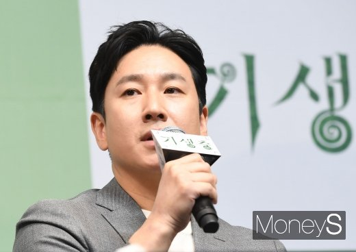 배우 이선균이 4년 전 '버닝썬 게이트'에 대해 남긴 말이 재조명되고 있다. 사진은 지난 2020년 2월 서울 중구 소공로 웨스틴조선호텔에서 열린 영화 '기생충' 기자회견에 참석한 배우 이선균. /사진=장동규 기자