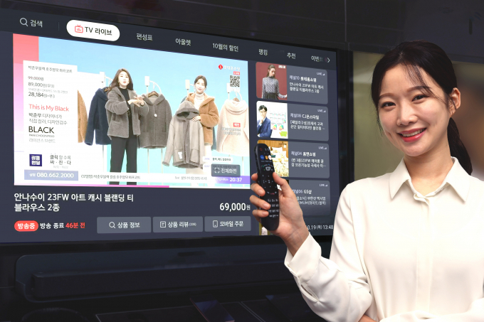 LG유플러스는 여러 홈쇼핑 방송을 모아 보며 쇼핑에 필요한 정보와 혜택을 빠르게 알려주는 서비스 ‘한눈에쇼핑’을 개편했다고 23일 밝혔다. 사진은 모델이 U+tv에서 볼 수 있는 ‘한눈에쇼핑’을 소개하고 있는 모습. /사진=LG유플러스