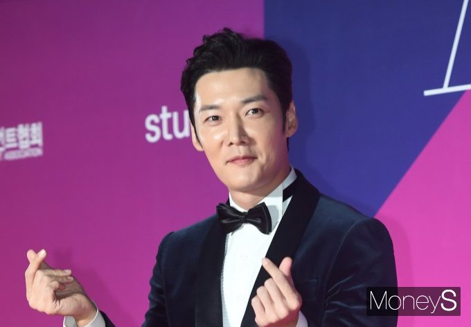 최진혁이 결혼까지 생각한 여자친구에게 배신당했다고 고백했다. 사진은 지난해 12월 경기 고양시 일산서구 킨텍스 제2전시장에서 열린 제8회 2022 APAN Star Awards(2022 에이판 스타 어워즈) 레드카펫 행사에 참석한 배우 최진혁. /사진=장동규 기자 