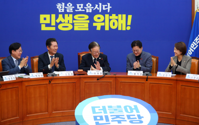 더불어민주당이 김기현 국민의힘 대표의 여·야 당대표 양자 회담을 거절하고 윤석열 대통령까지 참석하는 여·야·정 3자 회담을 제시했다. 사진은 이재명 더불어민주당 대표가 23일 오전 서울 여의도 국회에서 열린 최고위원회의에서 의원들로 부터 박수를 받는 모습. /사진=뉴시스