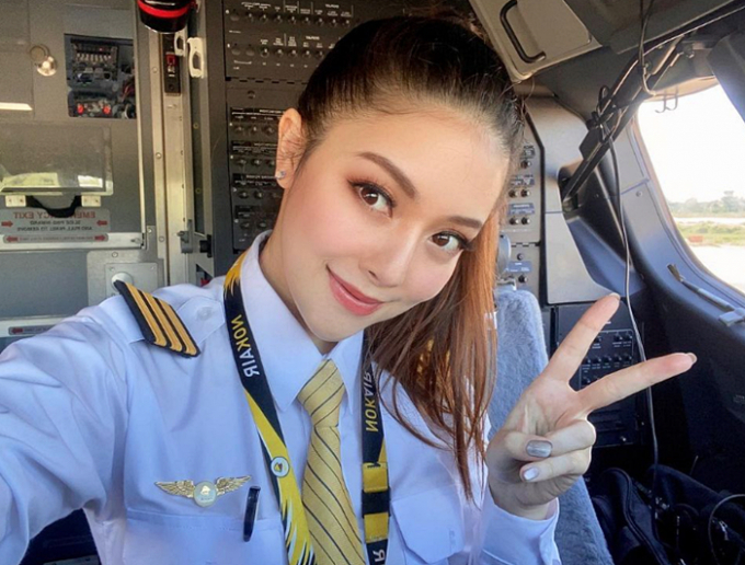 지난 22일(현지시각) 태국 현지 매체에 따르면  태국 항공사의 한 여성 파일럿이 '역사상 가장 아름다운 기장'이라고 불리고 있다. 사진은 태국 항공사 녹에어에서 근무 중인 에블린 스리아반다 기장의 모습. /사진=에블린 스리아반다 인스타그램 캡처