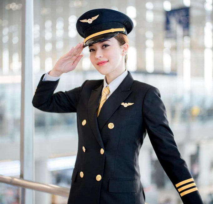  에블린 기장은 인기를 활용해 기장 업무뿐 아니라 온라인 쇼핑몰도 운영 중인 것으로 알려졌다. /사진=aprilevelyn 인스타그램 캡처